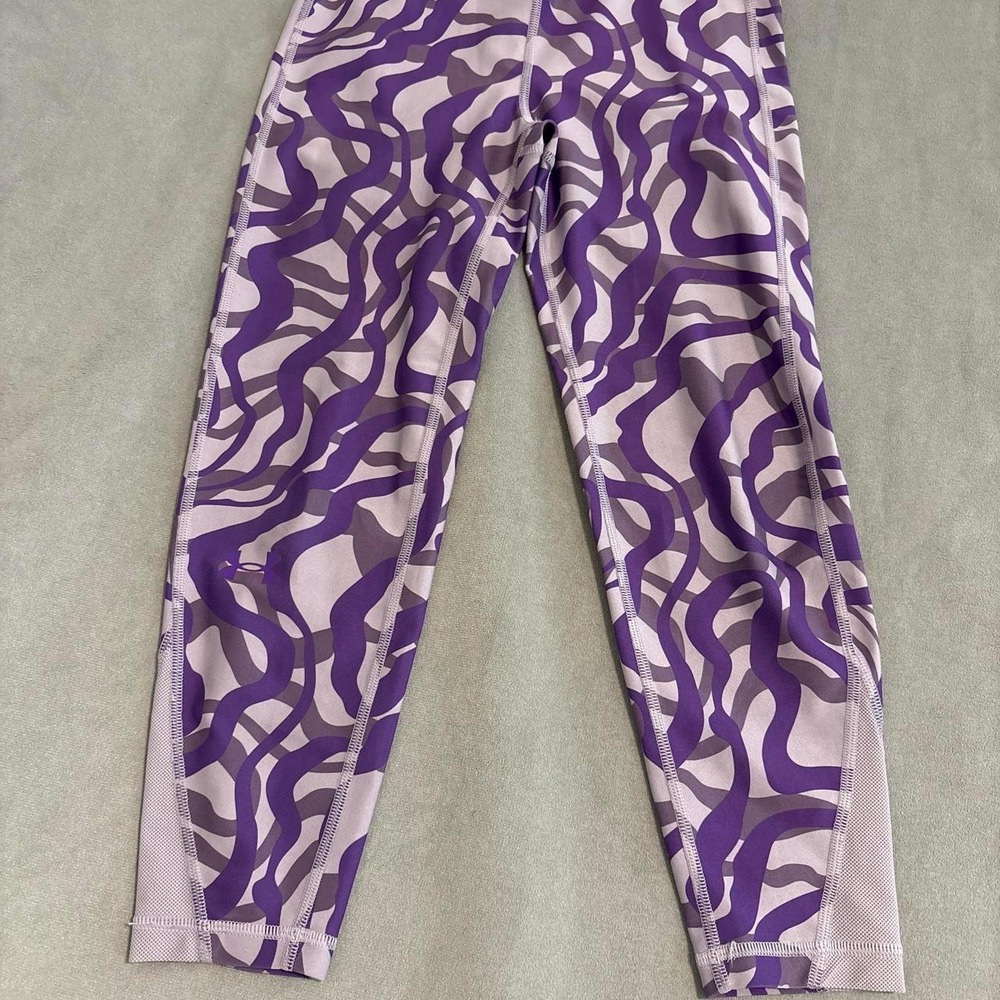 Under Armour purple and white camouflage leggings size youth excellent condition